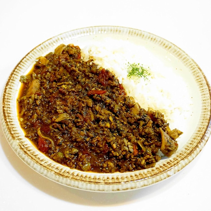 黒ゴマ&スパイスで本格的!黒ごまキーマカレー
